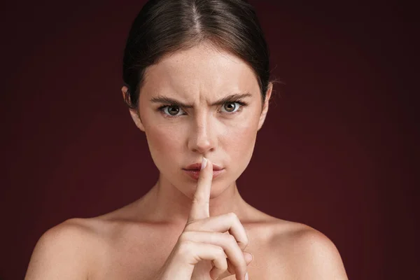 Bild einer ernsten Frau ohne Hemd, die den Finger an den Lippen hält — Stockfoto