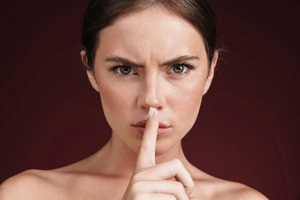 Imagen de mujer sin camisa confiada sosteniendo el dedo en sus labios — Foto de Stock