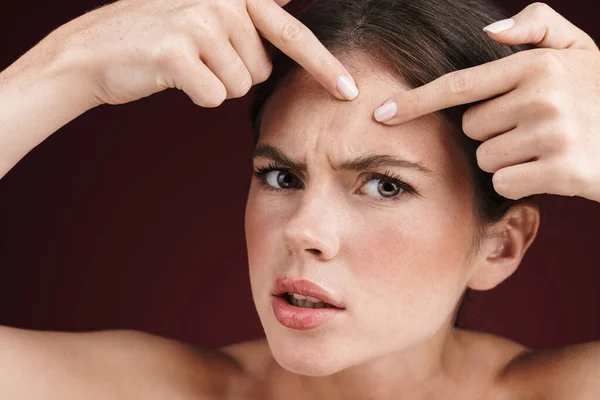 Immagine di donna sconvolta senza camicia che spremeva brufoli — Foto Stock