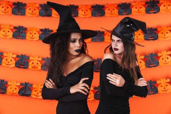 Immagine di donne streghe scontente in costume nero di Halloween e m — Foto Stock