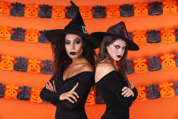 Imagen de mujeres brujas enojadas en traje y maquillaje de halloween negro —  Fotos de Stock