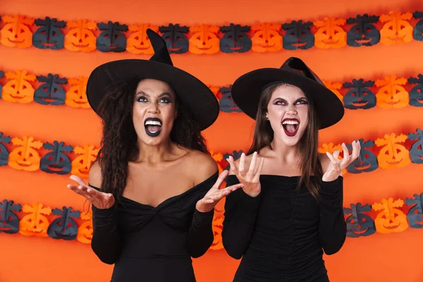 Imagen de mujeres brujas furiosas en traje de halloween negro y hacer —  Fotos de Stock