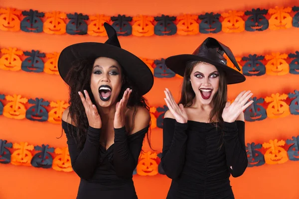 Imagen de mujeres brujas felices en traje de halloween negro riendo —  Fotos de Stock