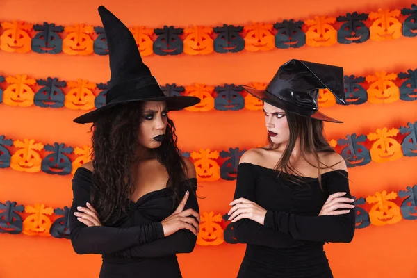 Imagen de las mujeres brujas ofendidas en traje de halloween negro y mak —  Fotos de Stock