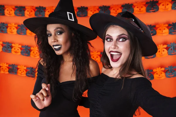 Imagen de mujeres brujas bonitas en traje de halloween negro sonriendo t —  Fotos de Stock