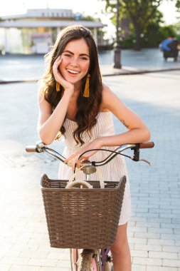 Yazlık elbise giyen güzel, gülümseyen kız