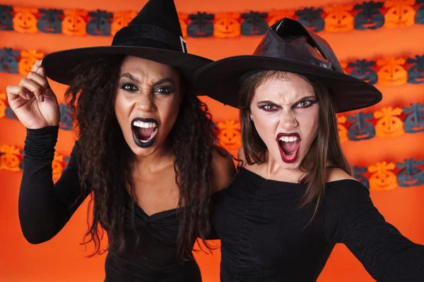 Imagen de mujeres brujas aterradoras en traje de halloween negro scre —  Fotos de Stock