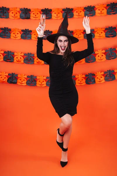 Imagen de chica bruja en traje de halloween negro sosteniendo champán —  Fotos de Stock