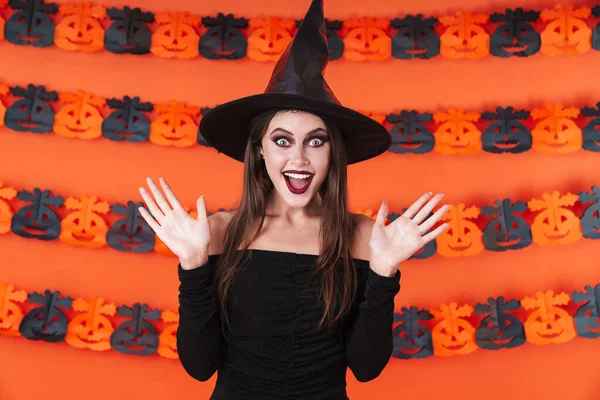 Imagem de bruxa menina em traje de Halloween preto gritando em loira — Fotografia de Stock