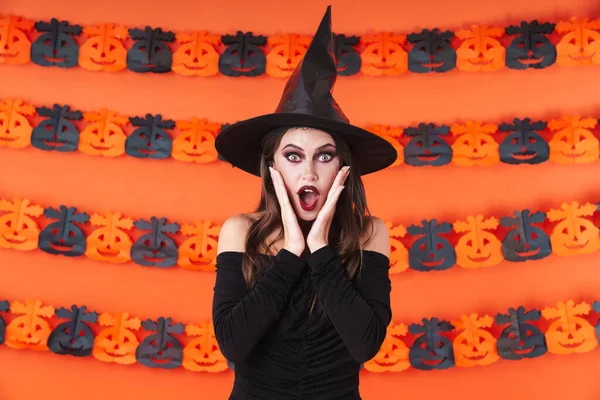 Imagen de chica bruja atractiva en traje de halloween negro grito —  Fotos de Stock