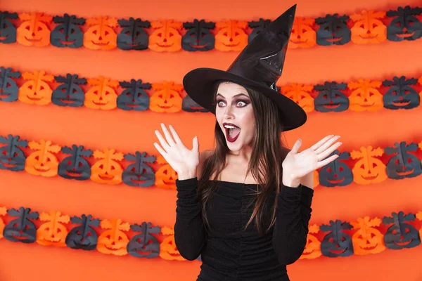 Imagem da menina bruxa animado em traje de Halloween preto gritando — Fotografia de Stock