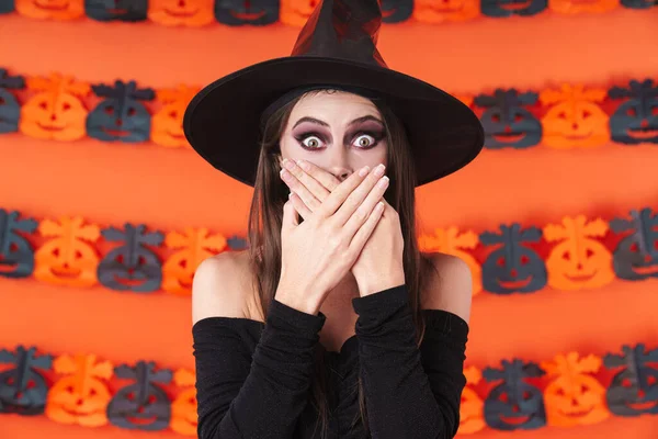 Immagine della strega in costume nero di Halloween che copre il mout — Foto Stock