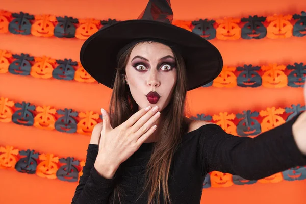 Imagen de chica bruja disfrazada de Halloween mirando a la cámara en su —  Fotos de Stock