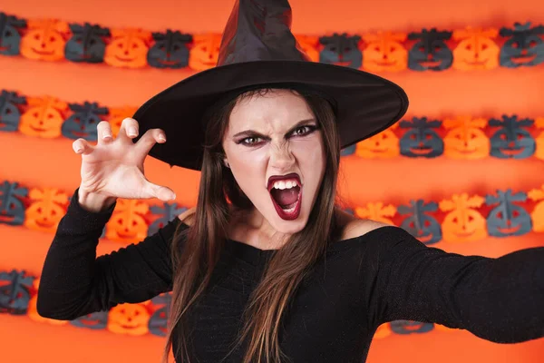 Imagem de bruxa assustador menina em preto halloween traje gritando um — Fotografia de Stock