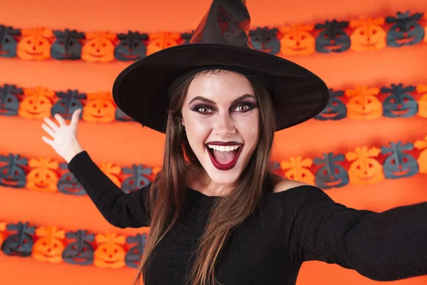 Imagem da bruxa menina em traje de Halloween preto gritando veio — Fotografia de Stock
