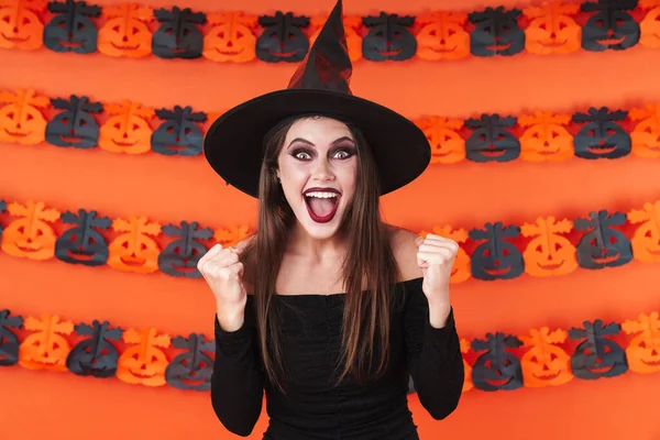 Imagem de bruxa menina em traje preto halloween gritando como winn — Fotografia de Stock