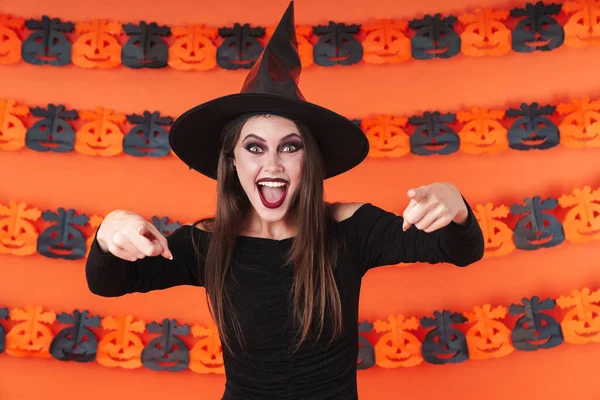 Imagem da bruxa menina em preto halloween traje apontando dedos — Fotografia de Stock