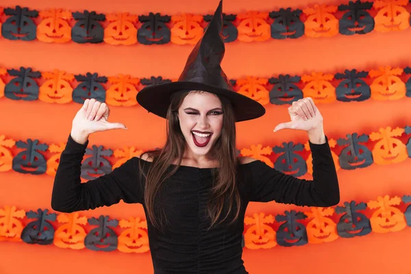 Imagem da bruxa em traje de Halloween apontando os dedos para ela — Fotografia de Stock