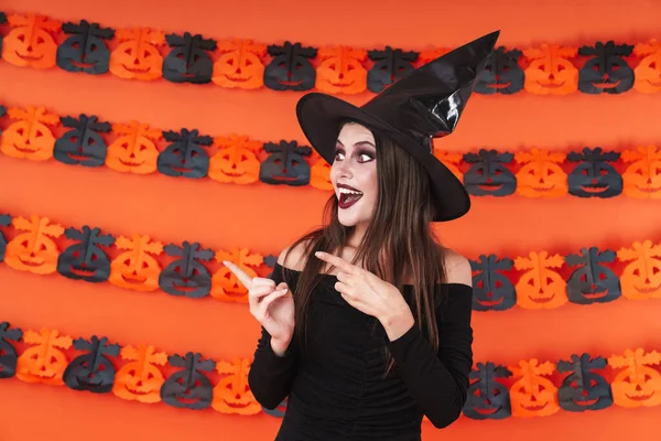 Imagem da bruxa menina em preto halloween traje apontando dedos — Fotografia de Stock