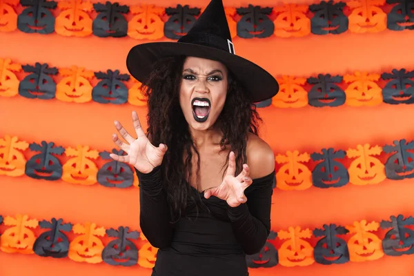 Imagen de chica bruja en traje de halloween negro gritando y scr —  Fotos de Stock