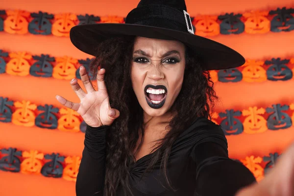 Imagen de chica bruja en traje de halloween negro gritando y scr —  Fotos de Stock