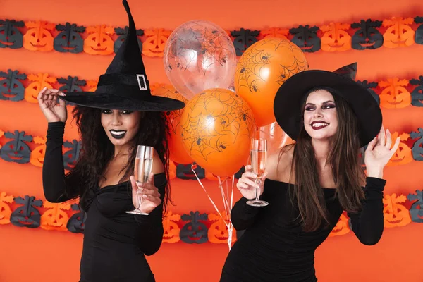 Imagen de mujeres brujas en traje de halloween negro bebiendo champag —  Fotos de Stock