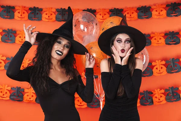 Imagen de mujeres brujas en traje de halloween negro celebrando holi —  Fotos de Stock