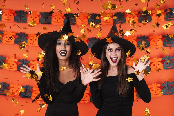 Imagen de mujeres brujas disfrazadas de Halloween bajo el confett —  Fotos de Stock