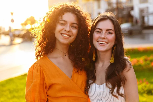 Deux jeunes amies gaies passent du temps en plein air — Photo