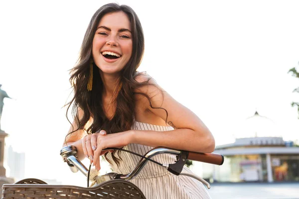 Hermosa chica sonriente con vestido de verano cabalgando — Foto de Stock
