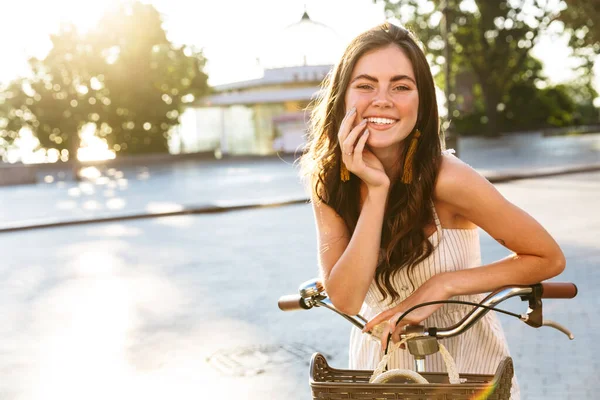 Menina sorridente bonita vestindo verão vestido equitação — Fotografia de Stock