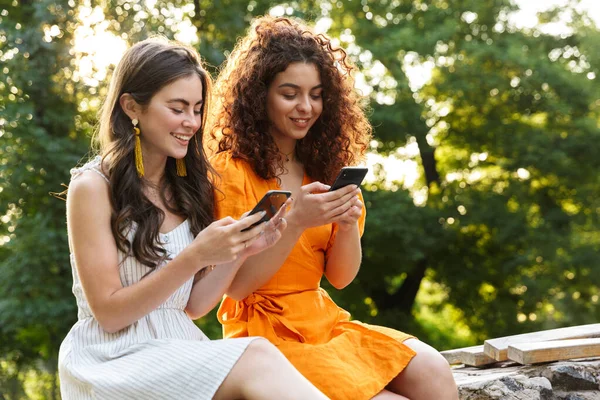 Två glada unga flickor vänner tillbringar tid utomhus — Stockfoto