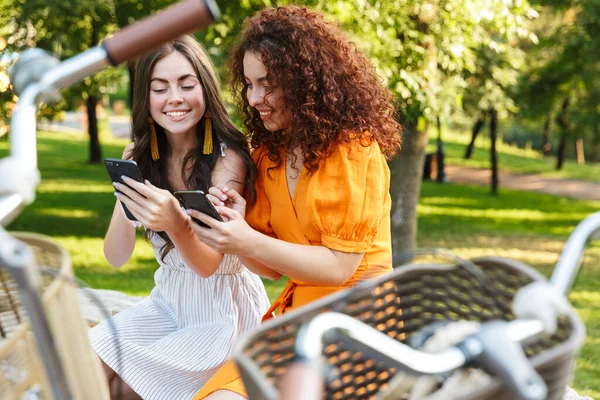 Twee vrolijke jonge meisjes vrienden dragen zomerjurken — Stockfoto