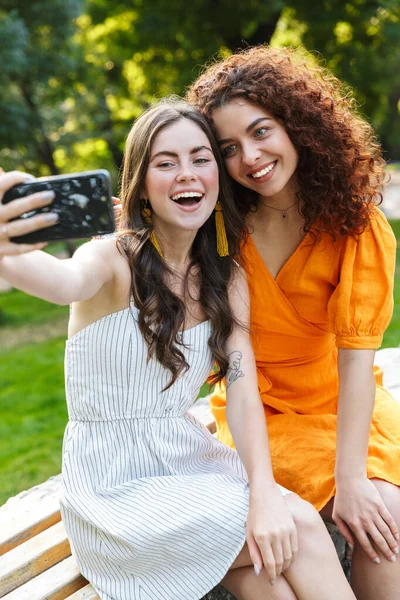 Due giovani ragazze allegre amici trascorrono del tempo all'aperto — Foto Stock