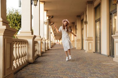 Sokakta yürüyen kızıl saçlı genç kadın..