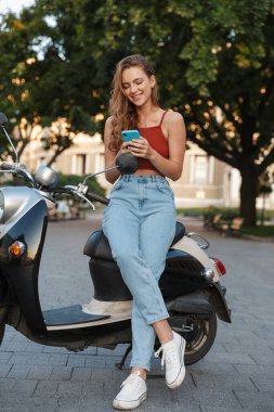 Yazlık kıyafetler giyen güzel bir genç kız.