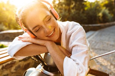 Yazlık kıyafetler giyen güzel bir genç kız.