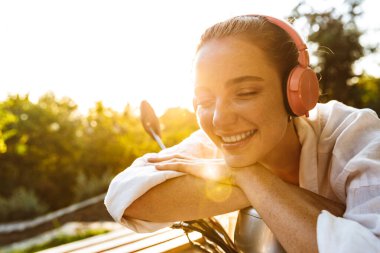 Yazlık kıyafetler giyen güzel bir genç kız.