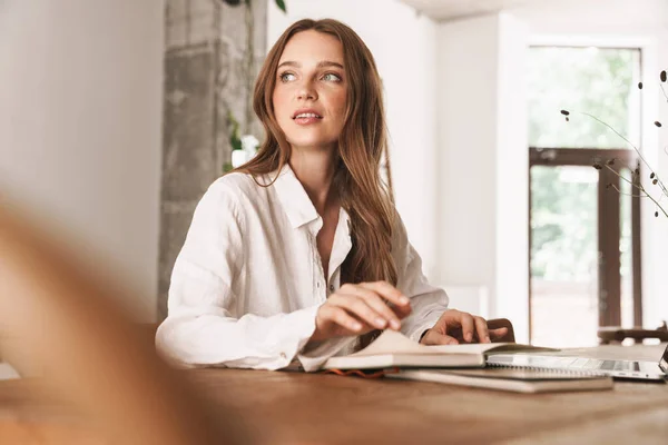 Biznes kobieta siedzieć wewnątrz w biurze za pomocą laptopa — Zdjęcie stockowe