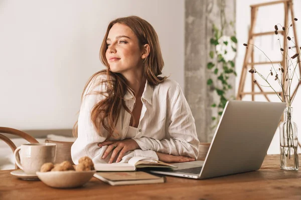 ビジネスの女性は、ラップトップコンピュータを使用してオフィス内に座る. — ストック写真