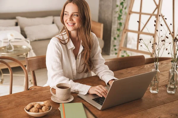 Business woman sit indoors in office using laptop computer. — Stock Photo, Image