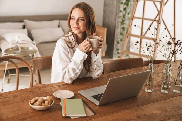 Mulher de negócios de gengibre sentar dentro de casa no escritório beber café . — Fotografia de Stock