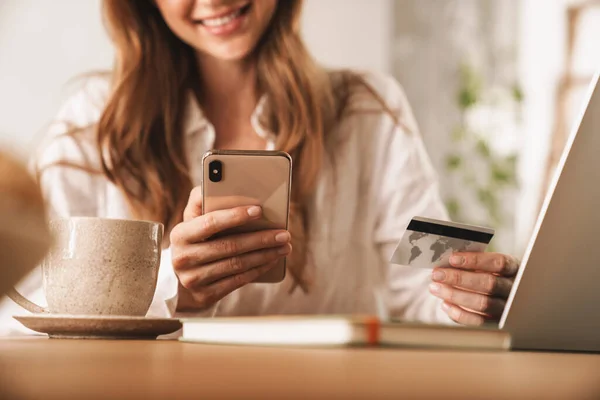 Geschäftsfrau benutzt Handy mit Kreditkarte. — Stockfoto