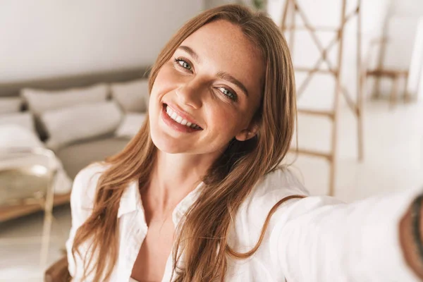 Cute beautiful business woman indoors in office take a selfie by camera. — Stock Photo, Image