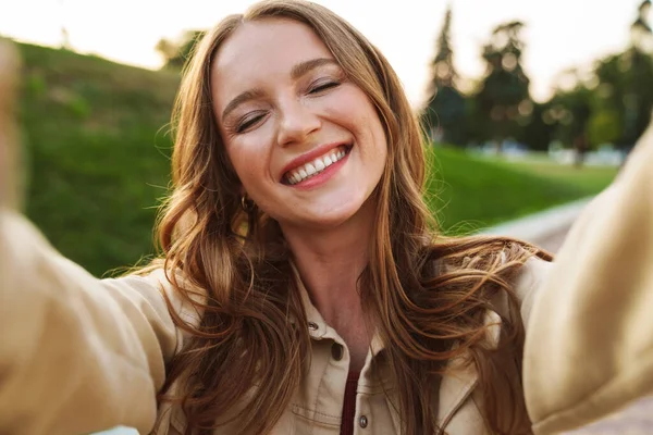 Smiling beautiful young ginger woman take selfie by camera. — Stock Photo, Image