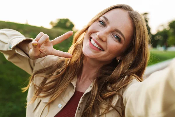 Sonriente mujer pelirroja bastante joven — Foto de Stock