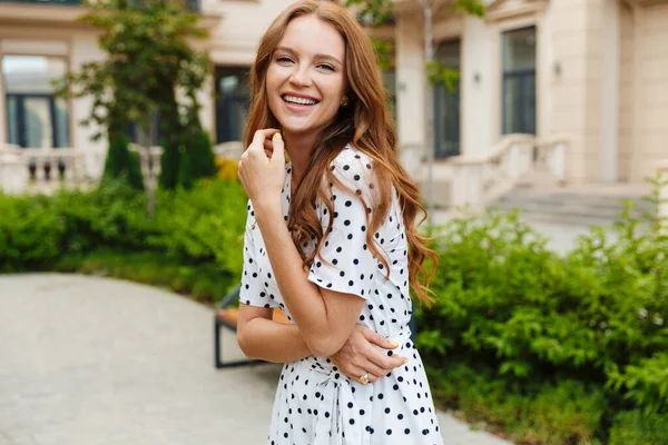 Optimista joven pelirroja caminando al aire libre — Foto de Stock