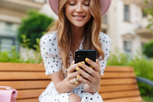 Sorrindo jovem ruiva mulher usando telefone celular . — Fotografia de Stock
