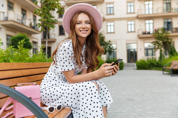 Sorrindo jovem ruiva mulher usando telefone celular . — Fotografia de Stock