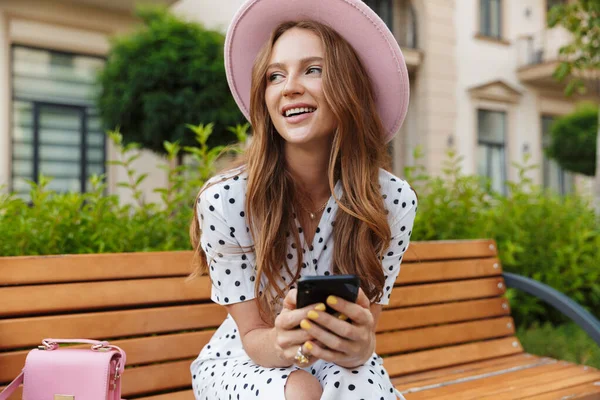 Sorrindo jovem ruiva mulher usando telefone celular . — Fotografia de Stock